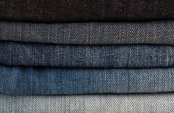 Montón de jeans de varios tonos. Primer plano
. - Foto, Imagen