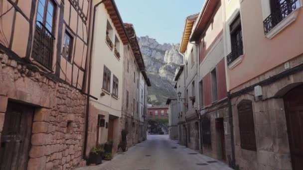 POV, chůze ve středověké vesnici Pancorbo, Burgos, Španělsko. Pohled první osoby. - Záběry, video