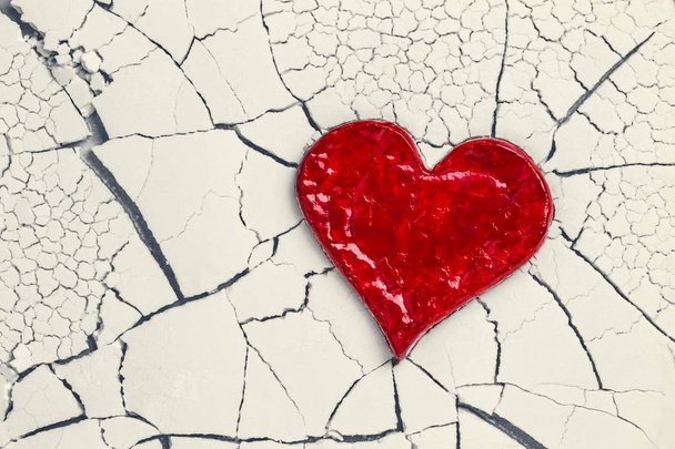 Coeur d'amour rouge sur fond de texture de mur blanc fissuré avec espace de copie
 - Photo, image
