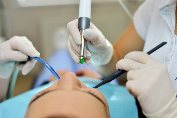 οδοντίατρος γεωτρήσεων δόντι του ένας νέος ασθενής, κινηματογράφηση σε πρώτο πλάνο - Φωτογραφία, εικόνα