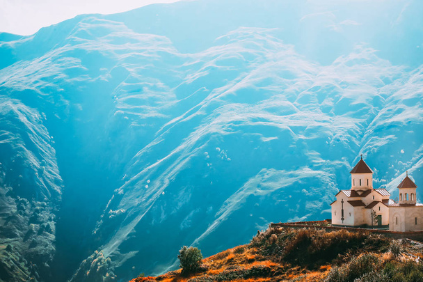 church in the mountains. Mountain tourism, hiking. Travel background. Mountain hill road panoramic landscape. - Foto, Imagen
