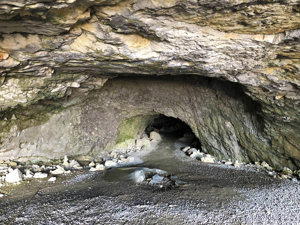 Esihistorialliset Wildkirchlin luolat tai kuolleet Wildkirchlihoehle (Hohlebare tai Hoehlebaere ja Eesidle) Alpsteinin vuorijonossa ja Appenzellerlandin alueella Appenzell Innerrhodenin kantonissa (AI) Sveitsissä
 - Valokuva, kuva
