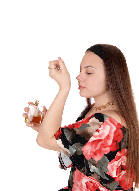 Dziewczyna nastolatek pachnące perfumy na jej nadgarstek - Zdjęcie, obraz