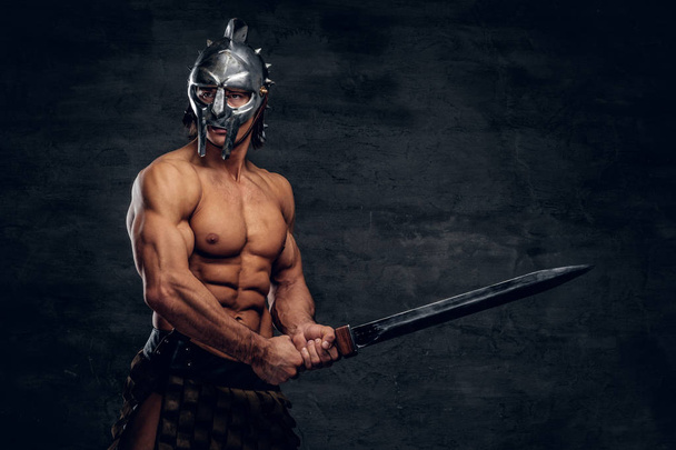 Forte gladiador com espada nas mãos
 - Foto, Imagem