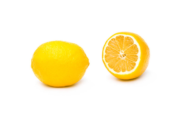 citrom, fehér háttéren izolált szeletekkel. egészséges táplálkozás. Csoport érett egész sárga citrom citrusfélék citromos gyümölcs félig izolált fehér háttér Vágógörbe. C-vitamin. - Fotó, kép