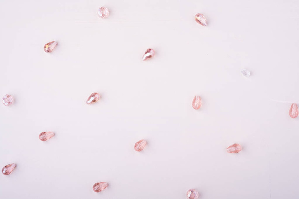 Ювелірні дорогоцінні камені з бісеру рожево-білого кольору візерунок
 - Фото, зображення