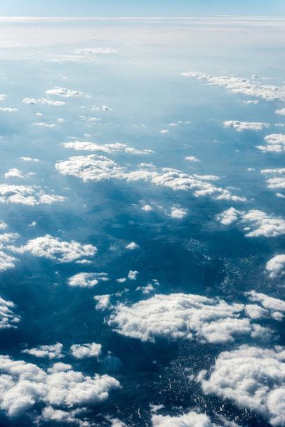 Vue de dessus des nuages blancs au-dessus du sol ou de l'eau
 - Photo, image