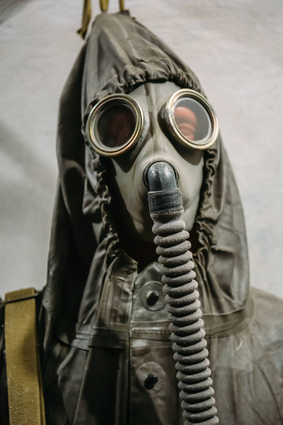 Masque à gaz soviétique vintage et combinaison uniforme de protection radioactive
 - Photo, image