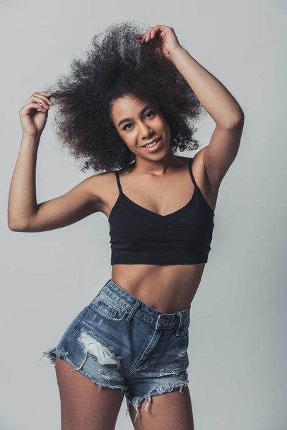 Afro Amerikaanse vrouw. Jeans Fashion - Foto, afbeelding