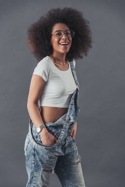 afro americano donna in jean tuta intera
 - Foto, immagini