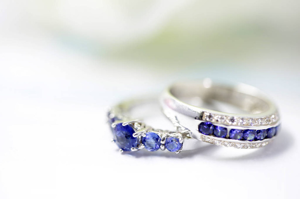 Esküvői fehérarany gyűrűk asztalra. Rózsa krém háttér. - Fotó, kép