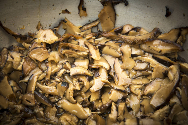 Funghi shiitake affettati e olio da cucina fritto
 - Foto, immagini