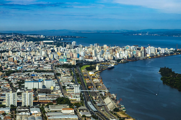 Grandes ciudades vistas desde arriba. Ciudad de Porto Alegre del estado de Rio Grande do Sul, Brasil Sudamérica
.  - Foto, imagen