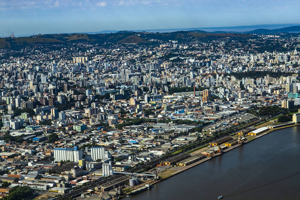 上から見た大都市。リオグランデ・ド・スル州ポルト・アレグレ市、ブラジル南米.  - 写真・画像