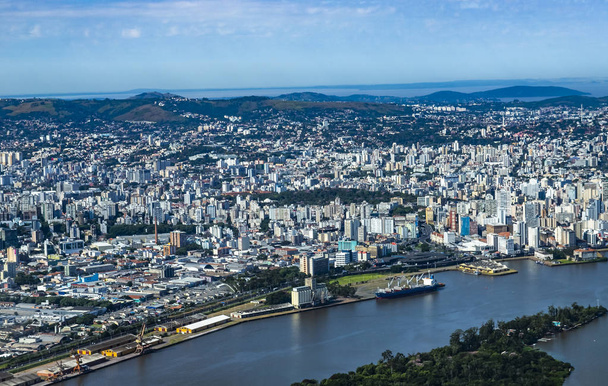 Великі міста видно зверху. Місто Порту-Алегрі штату Ріо-Гранде-ду-Сул, Бразилія Південна Америка.  - Фото, зображення