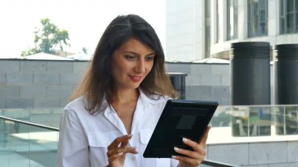 Привлекательная деловая женщина, менеджер работает с планшетом в современном районе города, устойчивый снимок
 - Кадры, видео
