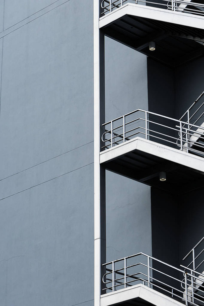 Escaleras de emergencia de Plata en Edificio Gris de Nueva construccion para emergencias con espacio para texto - Foto, afbeelding