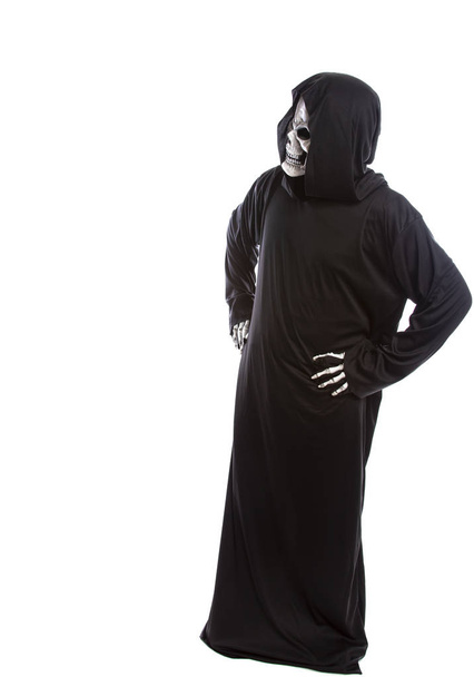 Pessoa vestida de ceifeiro sombrio ou fantasma da morte Fantasia de Halloween parecendo confuso ou indeciso
 - Foto, Imagem