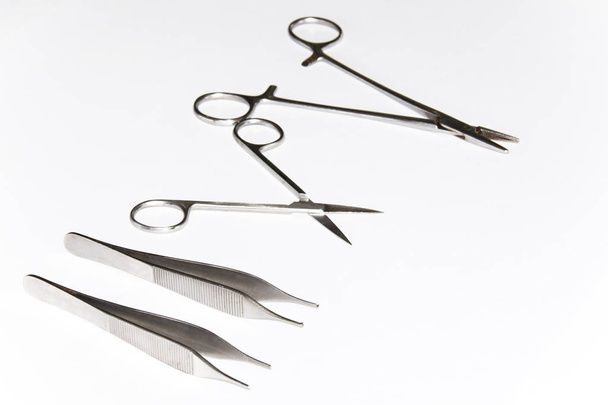 Instrumentos quirúrgicos (pinzas, alicates, abrazadera de la hoja, bisturí
 - Foto, imagen