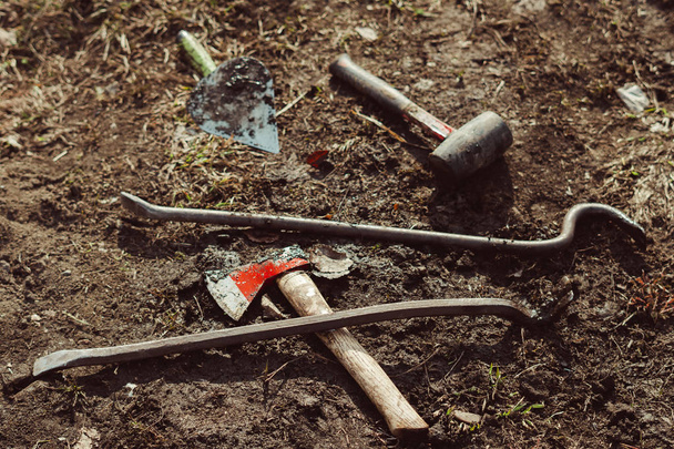 Yerde çalışan bahçe aletleri - Fotoğraf, Görsel