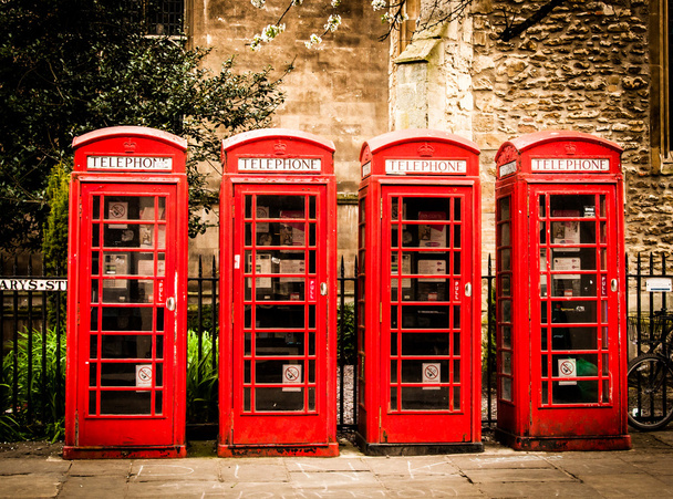 Reihe britischer roter Telefonzellen - Foto, Bild