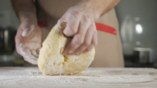 Chef Pék ember kötény előkészíti a tésztát. - Felvétel, videó
