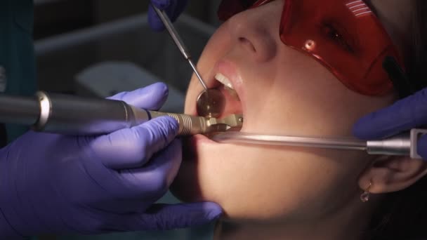 Νεαρή γυναίκα σε προληπτική εξέταση στην οδοντιατρική καρέκλα στον οδοντίατρο. Έννοια φροντίδας δοντιών. - Πλάνα, βίντεο
