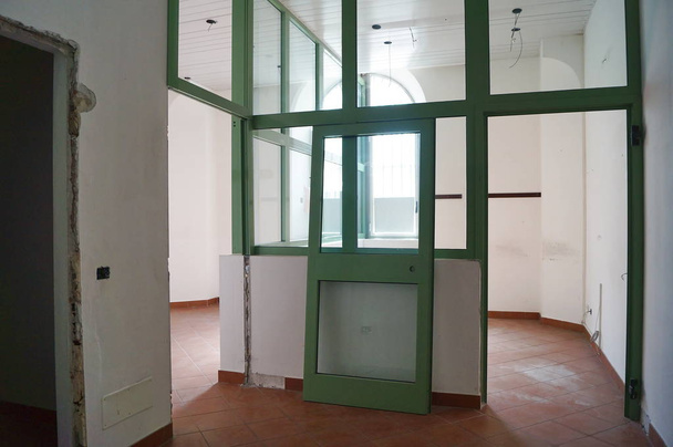 Innenraum der Männerabteilung des ehemaligen psychiatrischen Gerichtskrankenhauses von montelupo fiorentino, Toskana, Italien - Foto, Bild