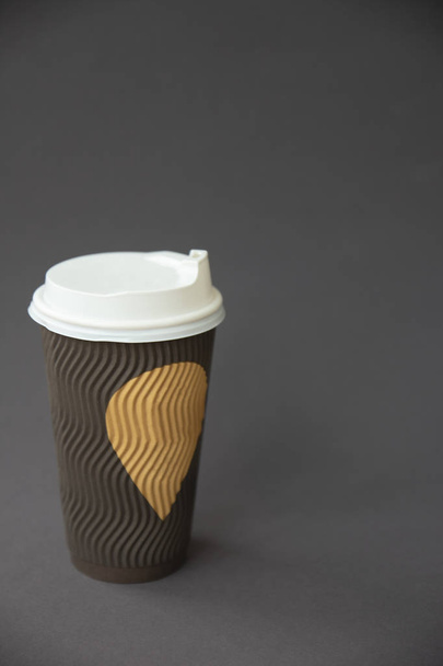 Gri arka planda bir fincan kahve. Sanat yumuşak odak - Fotoğraf, Görsel