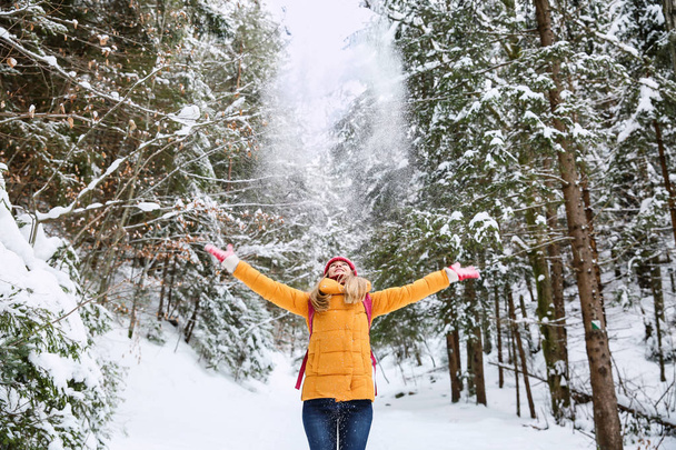 Piękna kobieta gra na śniegu w zimie lasu - Zdjęcie, obraz