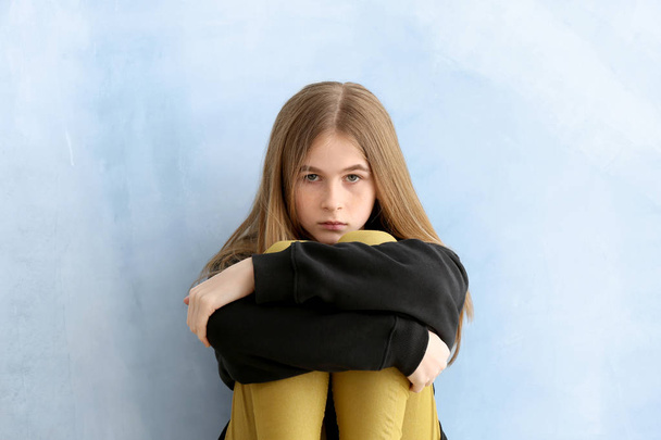 Sad teenage girl on color background - Foto, imagen