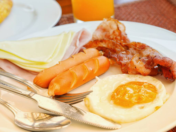 desayuno con jamón tocino huevo queso y salchicha
 - Foto, Imagen
