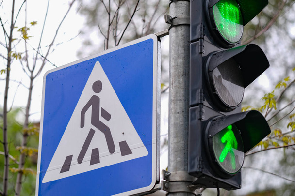 traffic lights. green color and pedestrian crossing sign in a city. - Foto, Bild