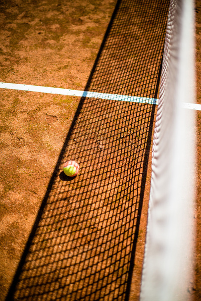 Теннисный мяч на корте
 - Фото, изображение