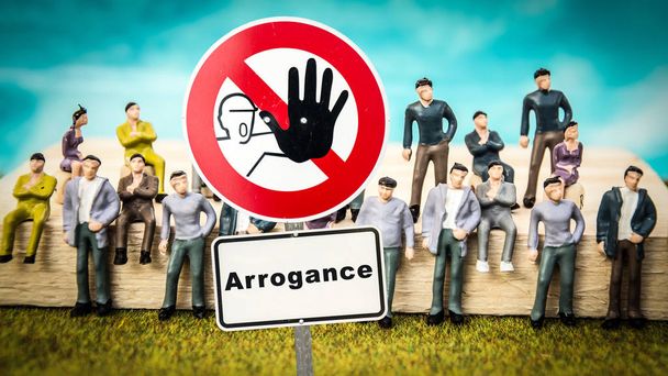 Straat teken tot nederigheid versus arrogantie - Foto, afbeelding