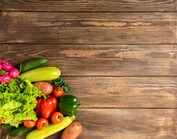 Verduras frescas manojo de verduras sobre fondo de madera. El vegetarianismo es un estilo de vida saludable. Disposición plana. Vista desde arriba
 - Foto, Imagen