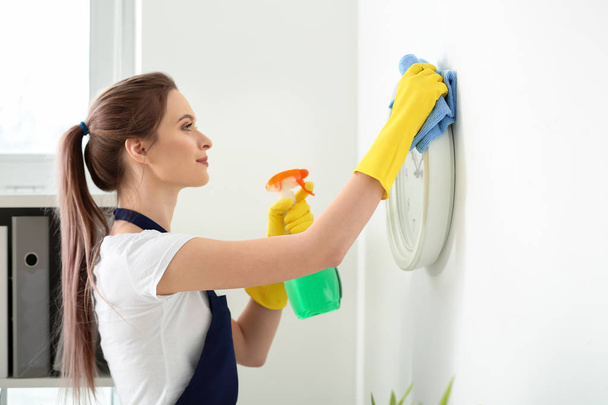 Female janitor cleaning office - Foto, Imagem