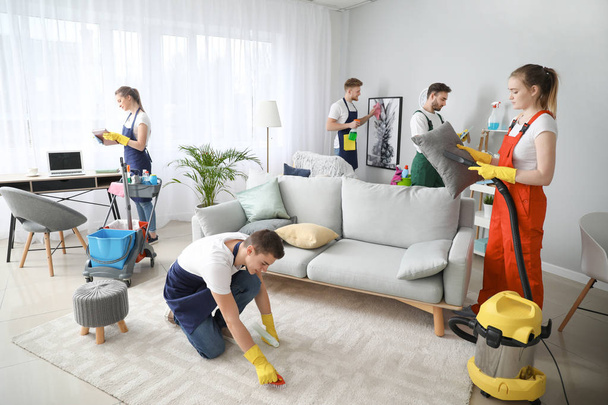 Joukkue talonmiesten puhdistus huone
 - Valokuva, kuva