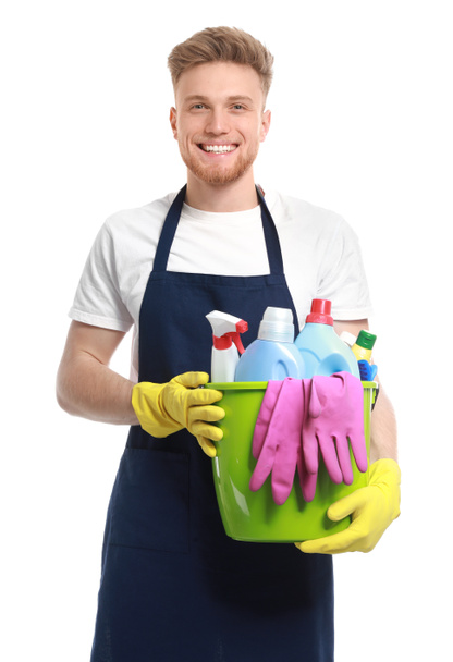 Retrato de conserje masculino con artículos de limpieza sobre fondo blanco
 - Foto, Imagen