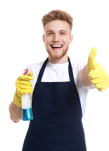Портрет уборщика мужского пола, показывающий большой палец вверх на белом фоне
 - Фото, изображение