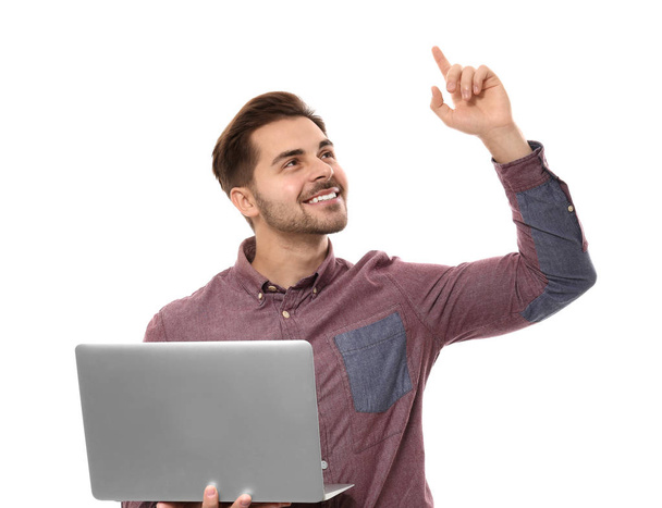 Heureux programmeur masculin avec ordinateur portable sur fond blanc - Photo, image