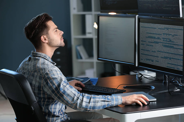 Programador masculino trabajando en la oficina - Foto, imagen