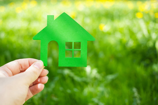 Öko-ház fogalma, kezében zöld Eco ház ikon a természetben - Fotó, kép