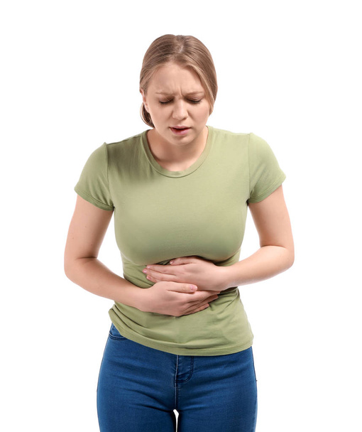 Mladá žena trpící žaludky na bílém pozadí - Fotografie, Obrázek
