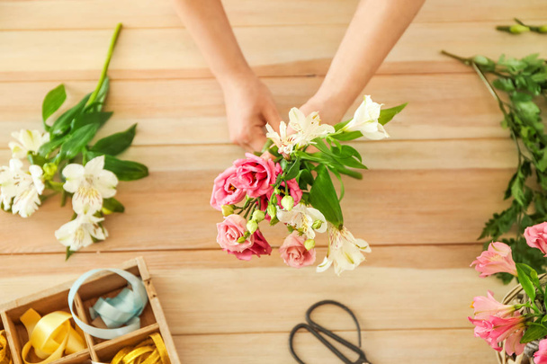 Floristin macht schönen Strauß am Tisch - Foto, Bild