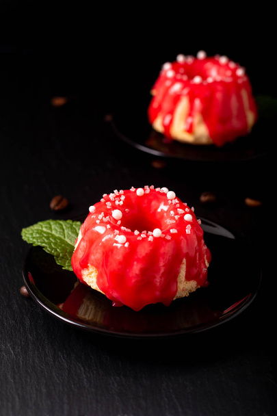 Gıda fırın kavramı bla üzerinde yaz kırmızı berry sünger kek - Fotoğraf, Görsel