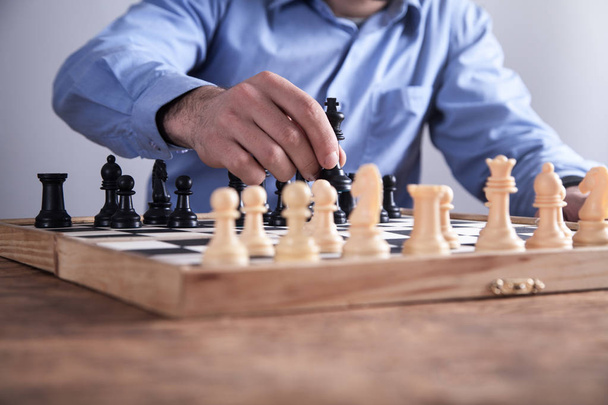 Um homem a jogar xadrez. Conceito de estratégia de concorrência - Foto, Imagem