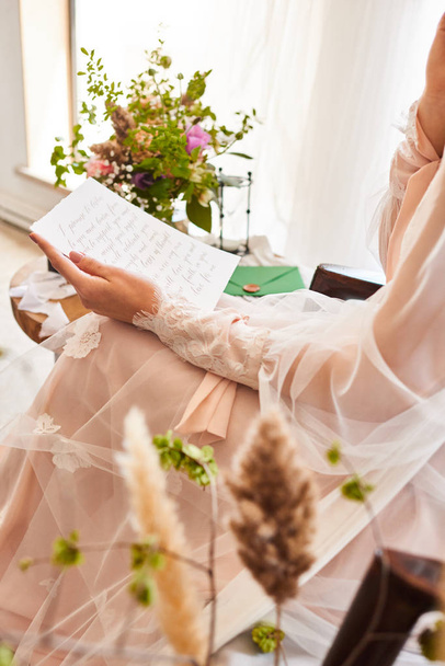 Homályos képet rózsaszín bézs pasztell színek háttér reggel, menyasszony olvasott levél kalligráfia. Budoár fotózás. Szelektív fókusz - Fotó, kép