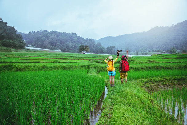Εραστής Ασίας άνθρωπος ασιατικές γυναίκες ταξιδεύουν φύση ταξίδι χαλαρώστε περπατώντας μια φωτογραφία στο πεδίο του ρυζιού στην εποχή των βροχών στο Τσιάνγκ Μάι, Ταϊλάνδη - Φωτογραφία, εικόνα