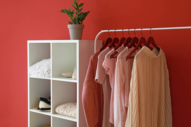 Regal mit stilvoller Kleidung in der Garderobe - Foto, Bild